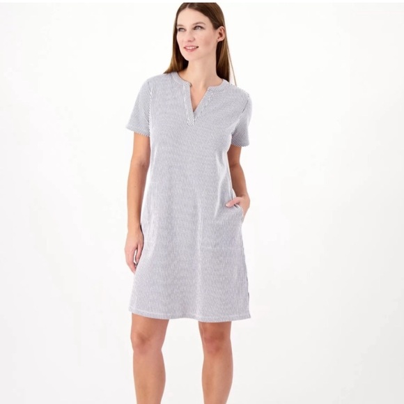 Isaac Mizrahi Dresses & Skirts - Isaac Mizrahi Navy and White Striped V-Neck Seersucker Dress